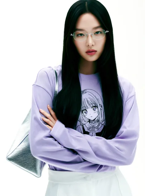 캐릭터 프린트 라벤더 티셔츠와 실버 백