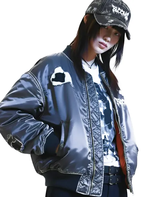 새틴 봄버 재킷과 그래픽 볼캡