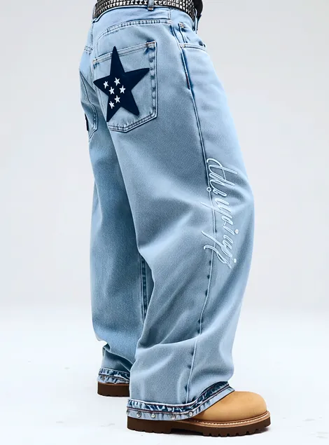 별 패치를 단 라이트 워싱 와이드 데님
